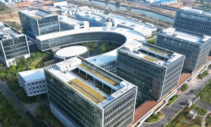 东莞市高端美容院装修：广告灯箱与装饰风格融合案例